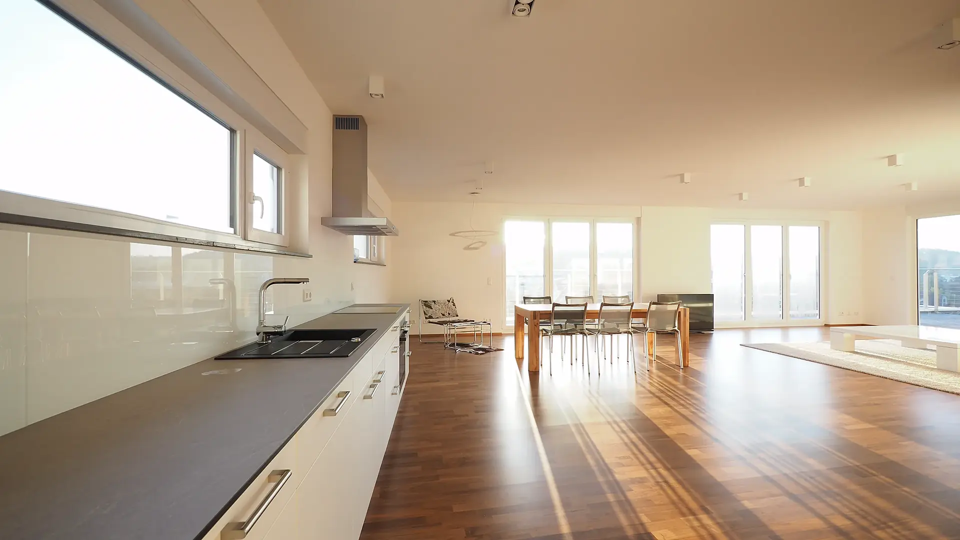 Heller, offener Wohn- und Essbereich einer Penthouse-Wohnung