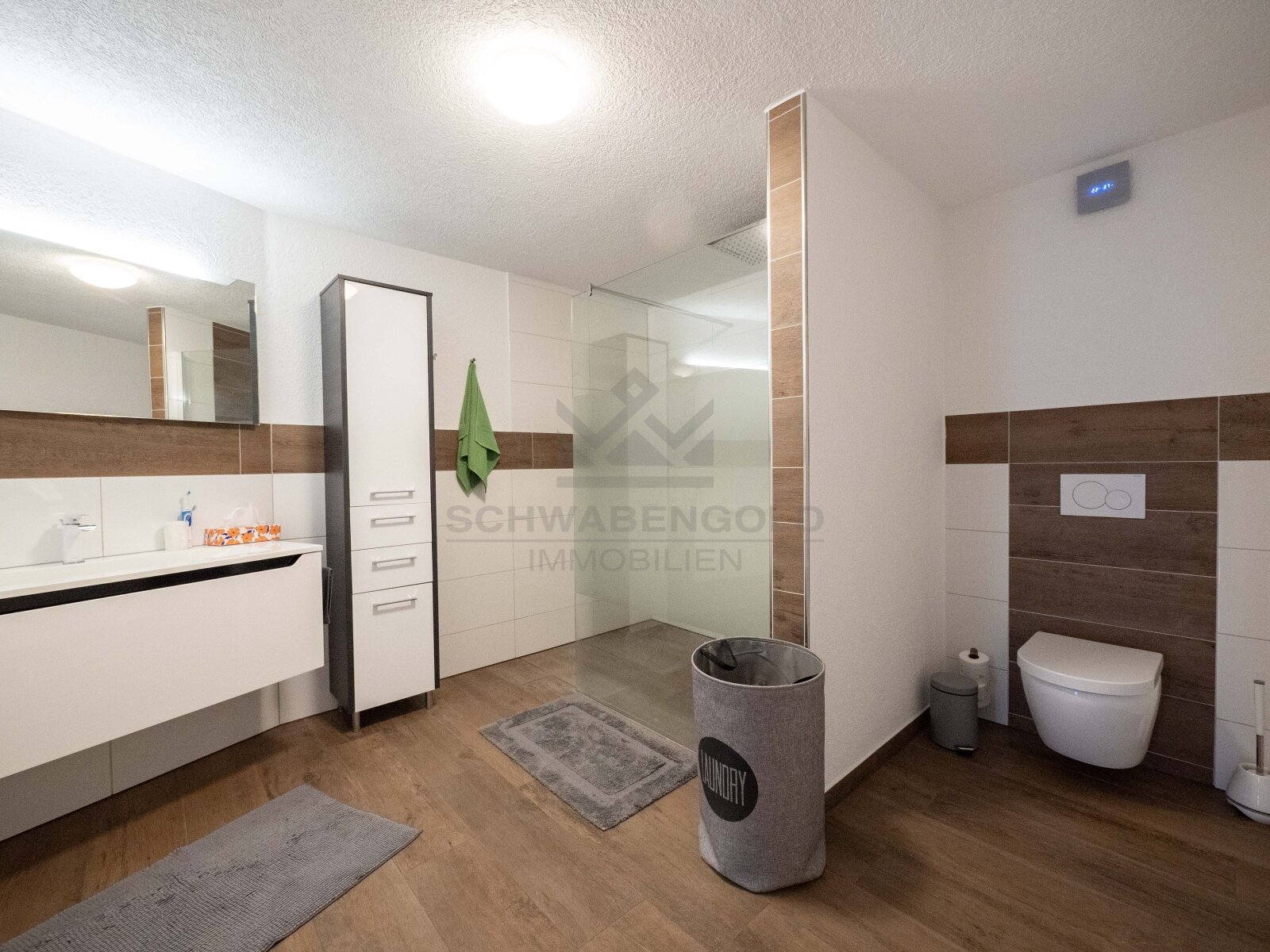 * Wohngefühl mit besonderem Flair – großzügige Wohnung mit Loft-Charakter, Kücheninsel &amp; Terrasse* (003-036) — Badezimmer