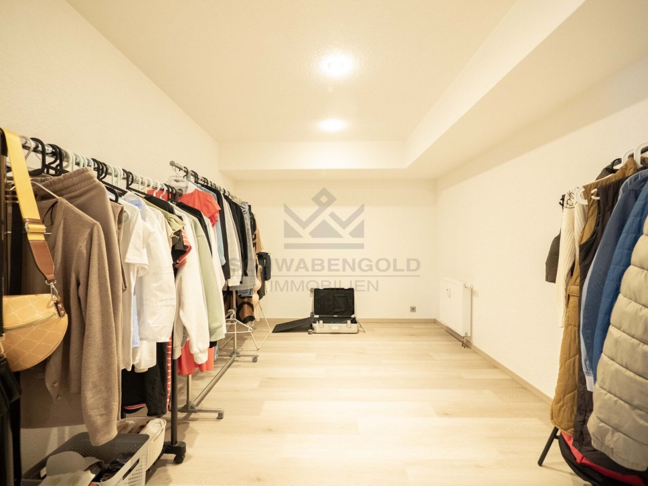 * Wohngefühl mit besonderem Flair – großzügige Wohnung mit Loft-Charakter, Kücheninsel &amp; Terrasse* (003-036) — Ankleidezimmer