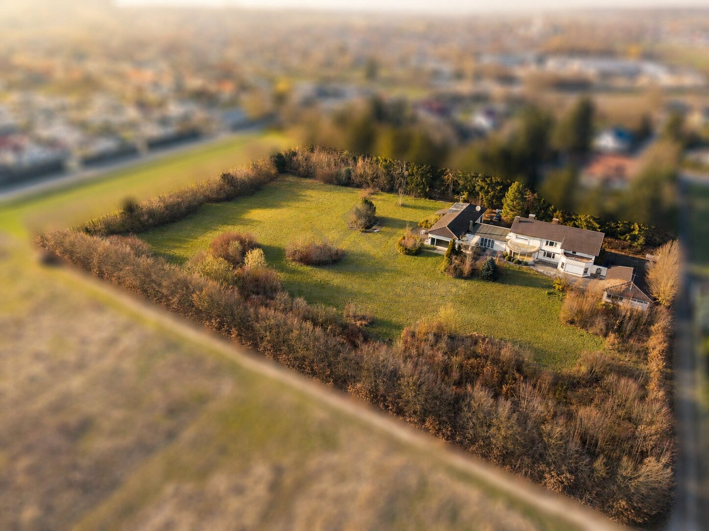 * 10.800 m² Entwicklungspotenzial – attraktives Baugrundstück für Bauträger und Investoren * (003-044) — Luftbildaufnahme