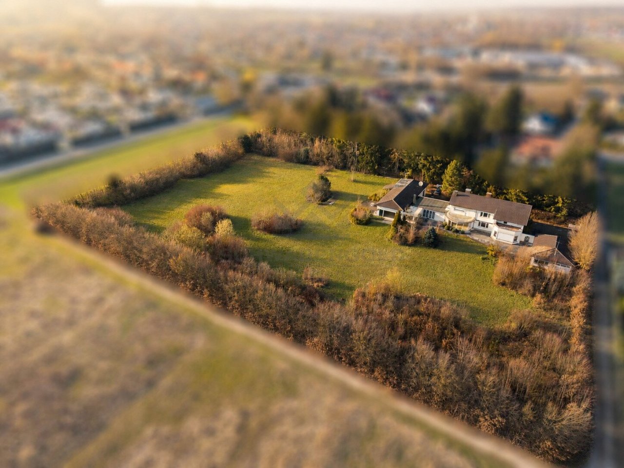* 10.800 m² Entwicklungspotenzial – attraktives Baugrundstück für Bauträger und Investoren * (003-044) — Luftbildaufnahme