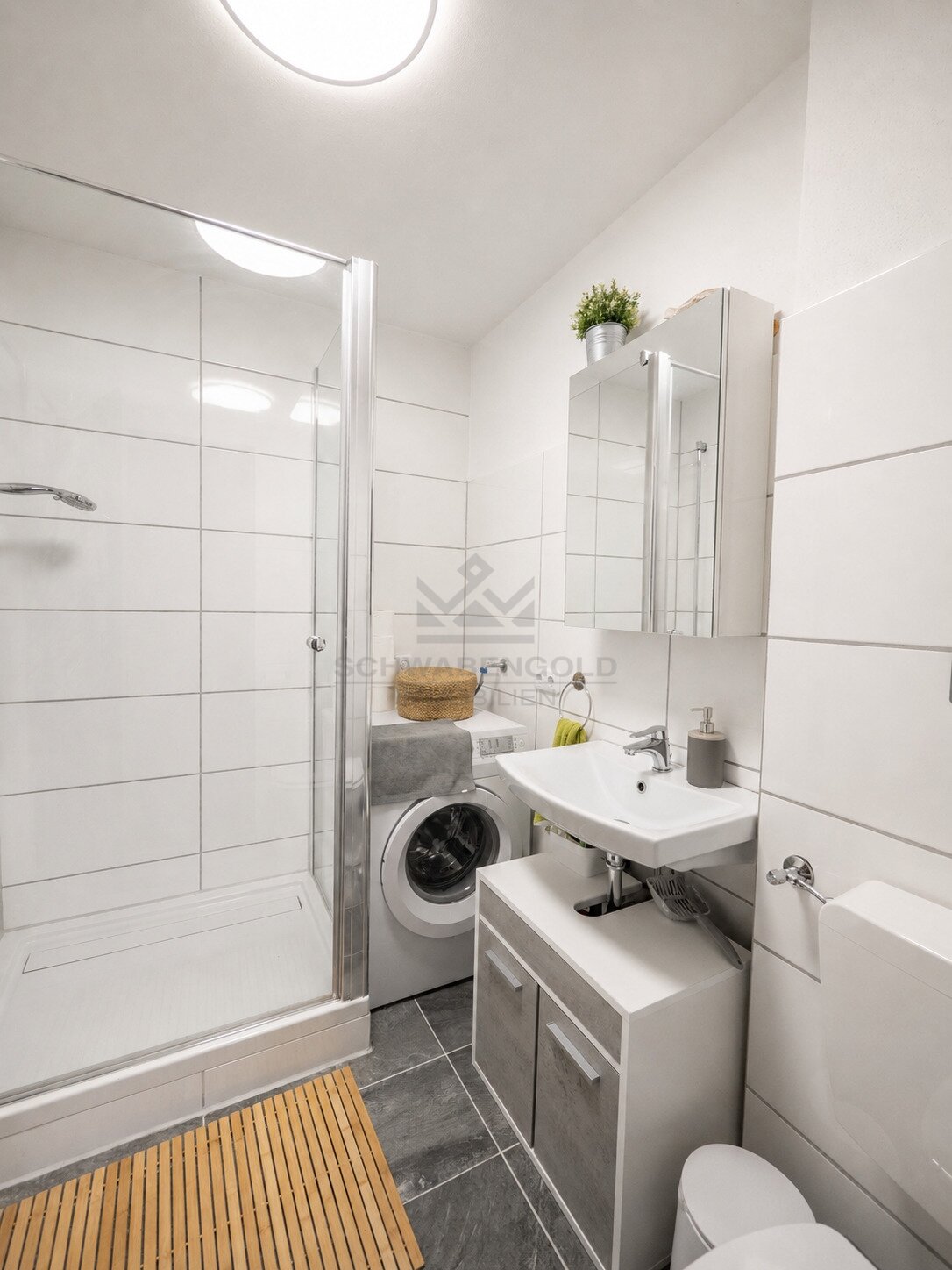 Gepflegte 2-Zimmer-Eigentumswohnung mit großzügigem Wintergarten in zentraler Lage von Günzburg (003-045) — Badezimmer