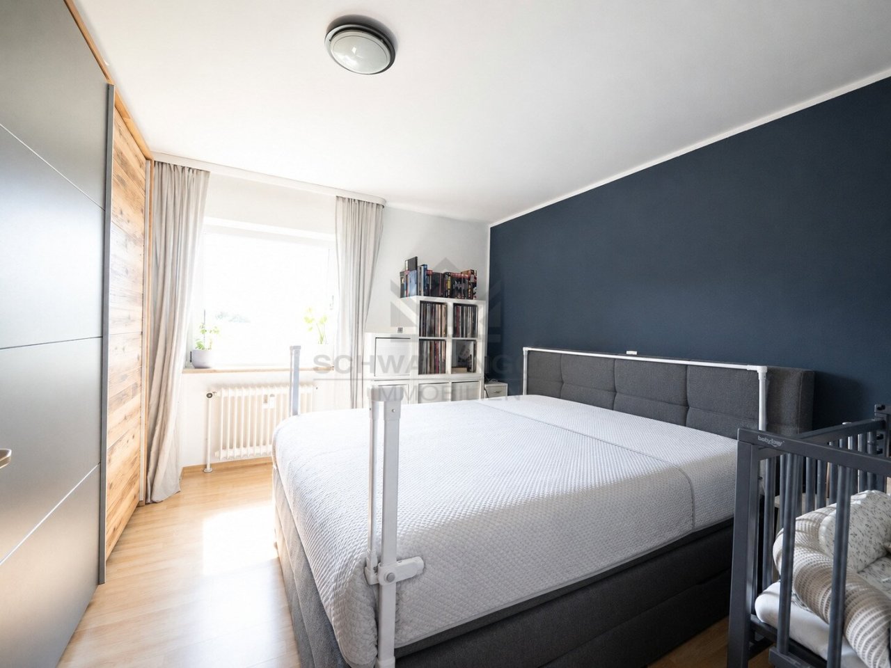 Gepflegte 2-Zimmer-Eigentumswohnung mit großzügigem Wintergarten in zentraler Lage von Günzburg (003-045) — Schlafzimmer
