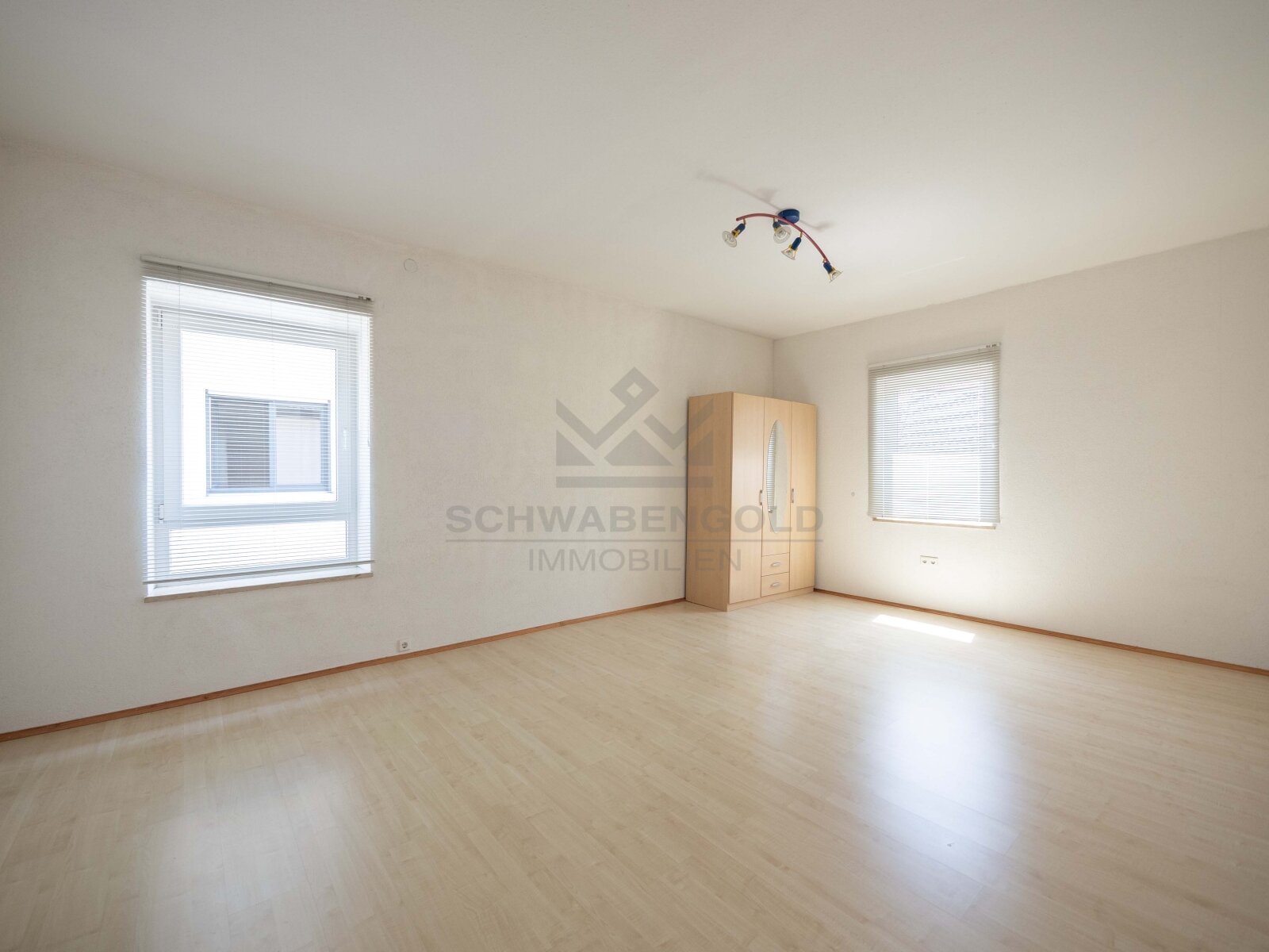 Architektonisches Juwel im Herzen von Illertissen – Verleihen Sie diesem außergewöhnlichen Dreifamilienhaus neuen Glanz (003-046) — OG Schlafzimmer