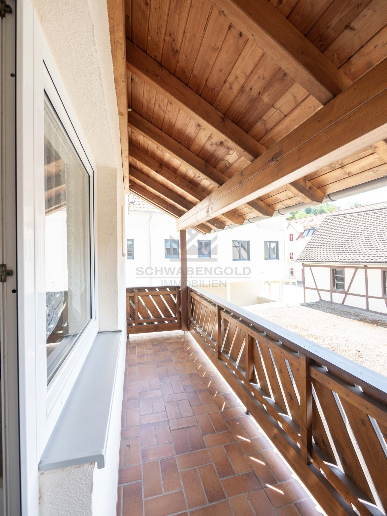 Architektonisches Juwel im Herzen von Illertissen – Verleihen Sie diesem außergewöhnlichen Dreifamilienhaus neuen Glanz (003-046) — OG Balkon