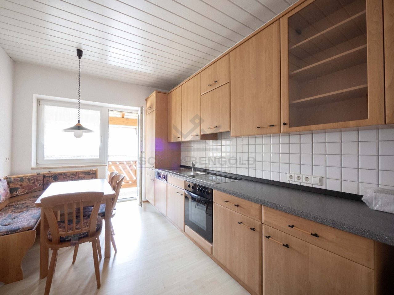 Architektonisches Juwel im Herzen von Illertissen – Verleihen Sie diesem außergewöhnlichen Dreifamilienhaus neuen Glanz (003-046) — OG Wohnküche