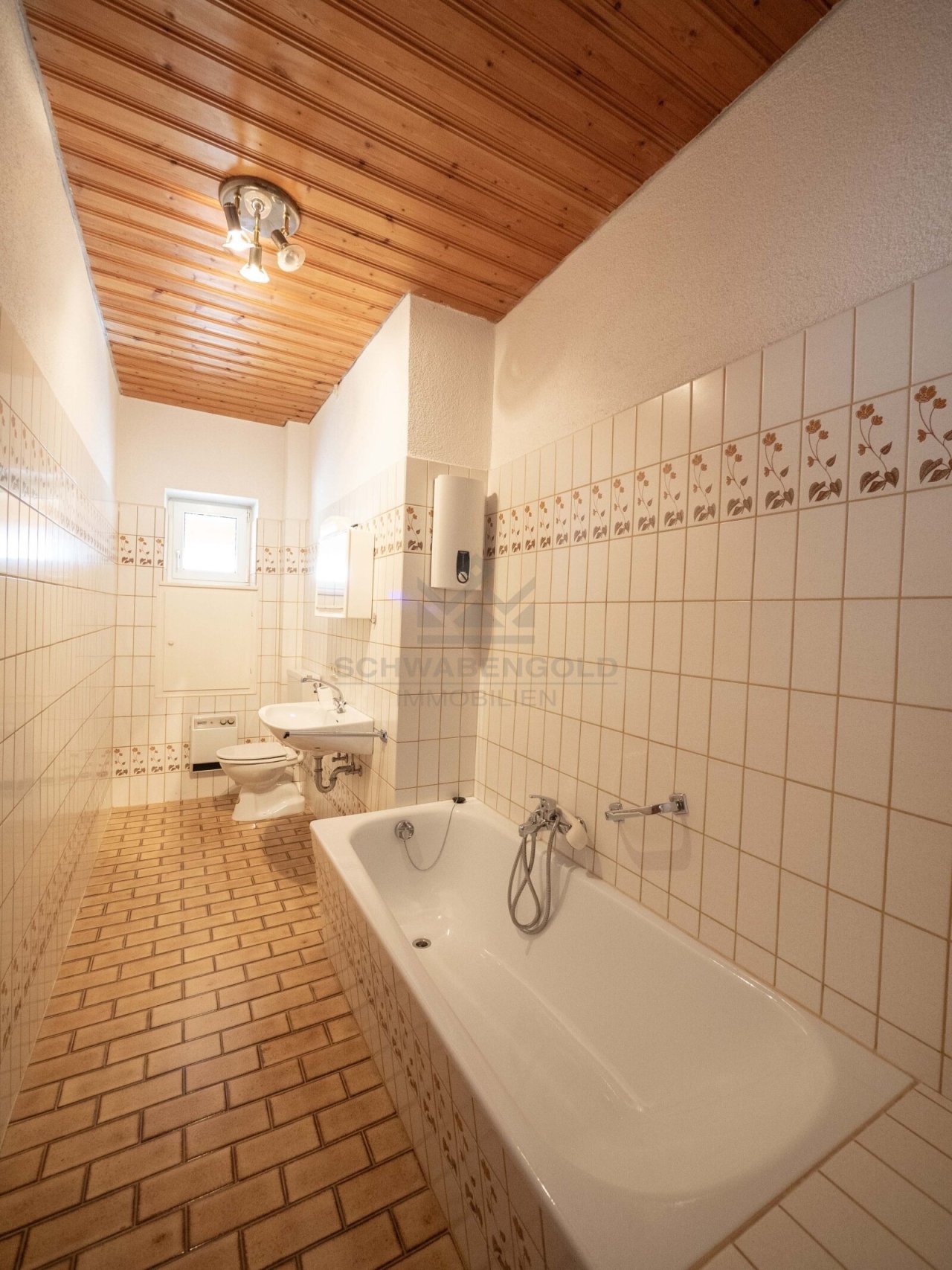 Architektonisches Juwel im Herzen von Illertissen – Verleihen Sie diesem außergewöhnlichen Dreifamilienhaus neuen Glanz (003-046) — OG Badezimmer