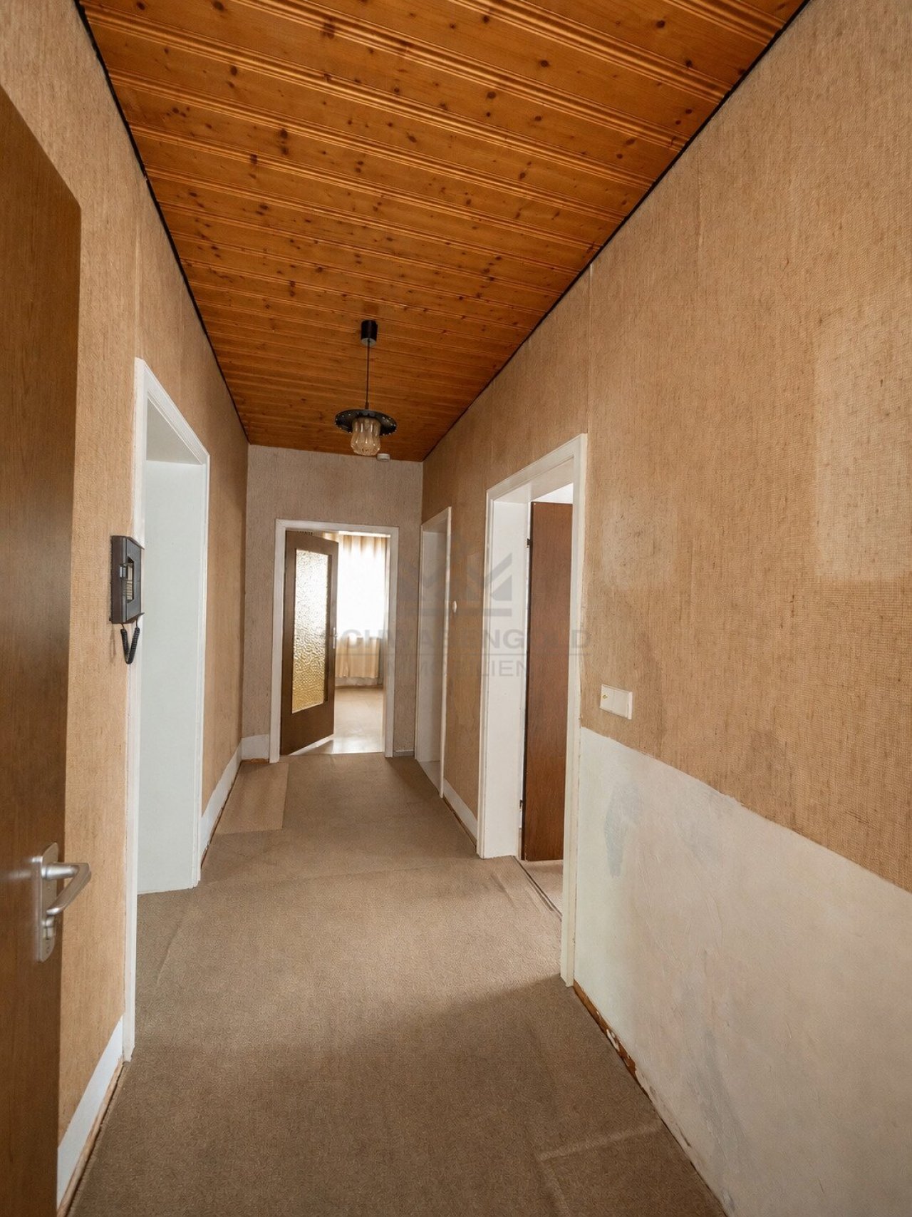 Architektonisches Juwel im Herzen von Illertissen – Verleihen Sie diesem außergewöhnlichen Dreifamilienhaus neuen Glanz (003-046) — EG Flur