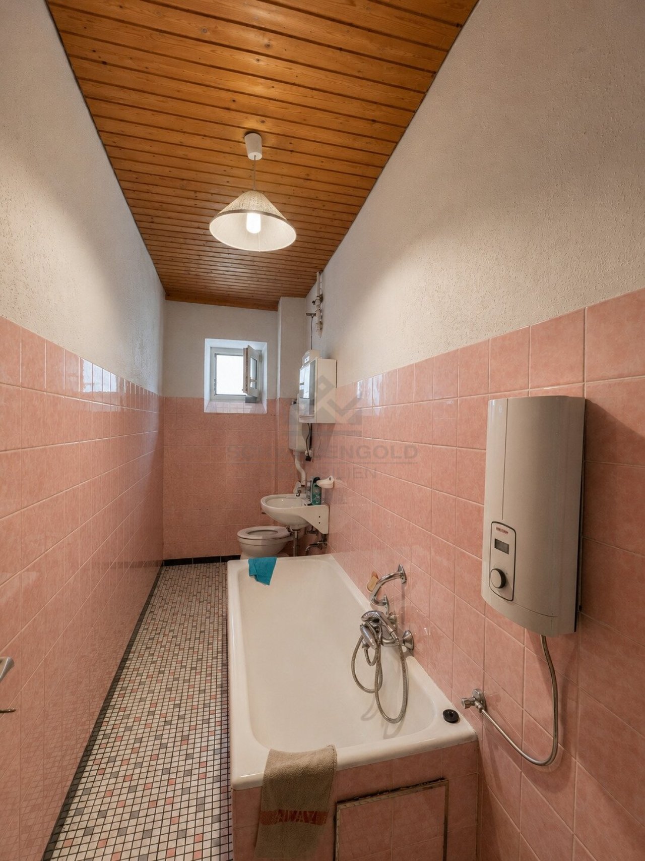 Architektonisches Juwel im Herzen von Illertissen – Verleihen Sie diesem außergewöhnlichen Dreifamilienhaus neuen Glanz (003-046) — EG Bad