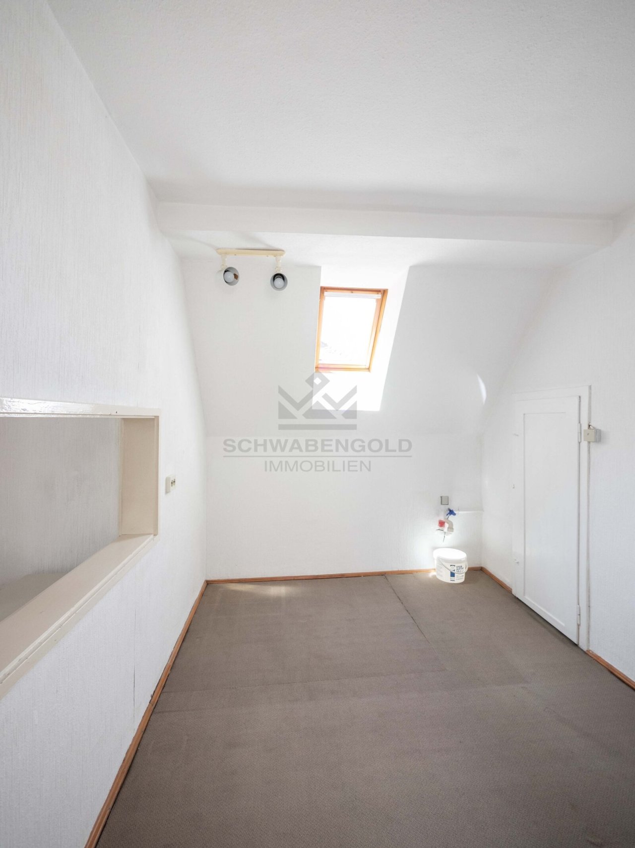 Architektonisches Juwel im Herzen von Illertissen – Verleihen Sie diesem außergewöhnlichen Dreifamilienhaus neuen Glanz (003-046) — DG Küche