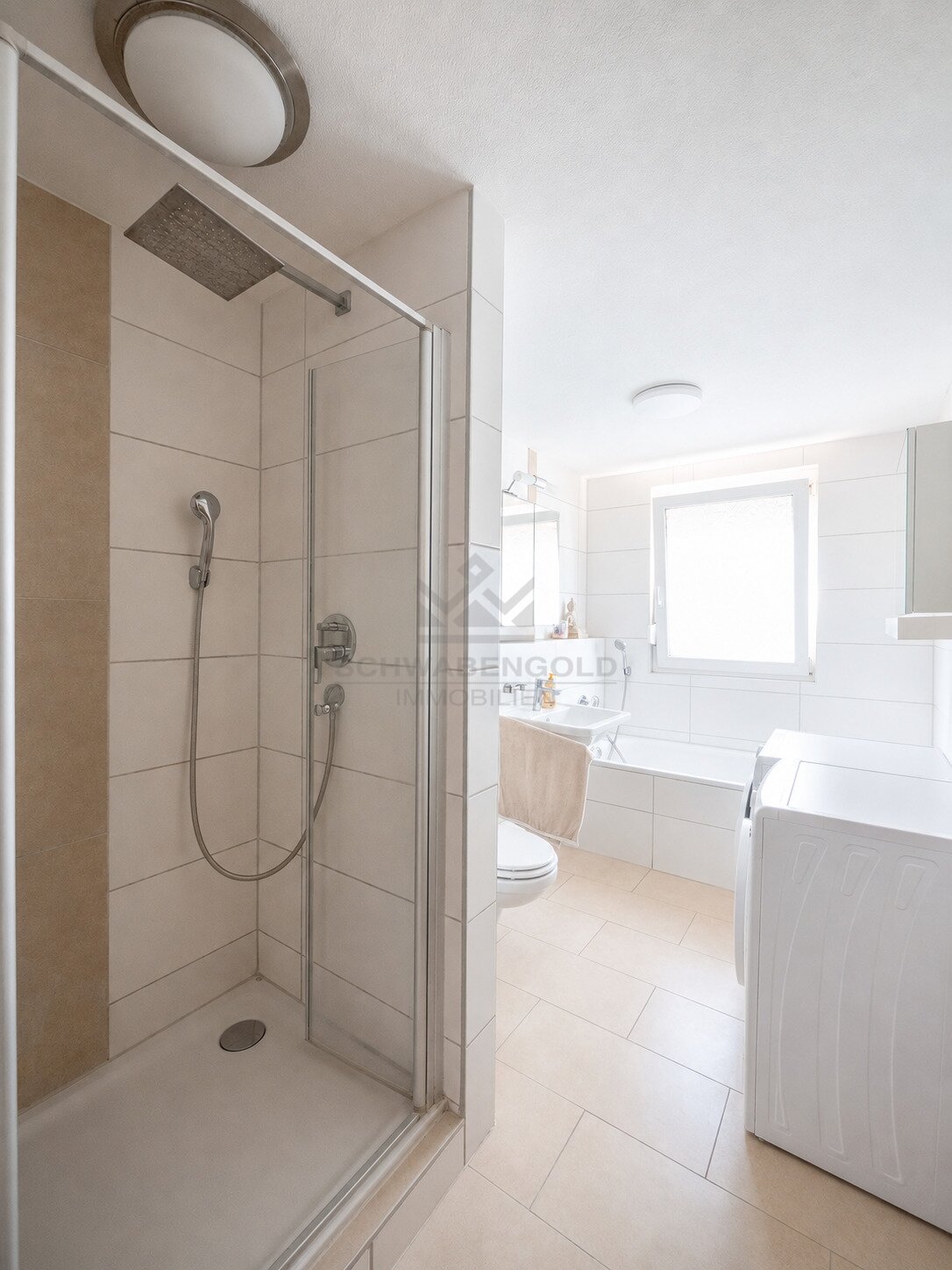 * Lichtdurchflutete 4 Z.-Wohnung in zentraler Lage von Neu-Ulm – umfangreich modernisiert und gepflegt* (003-048) — Badezimmer